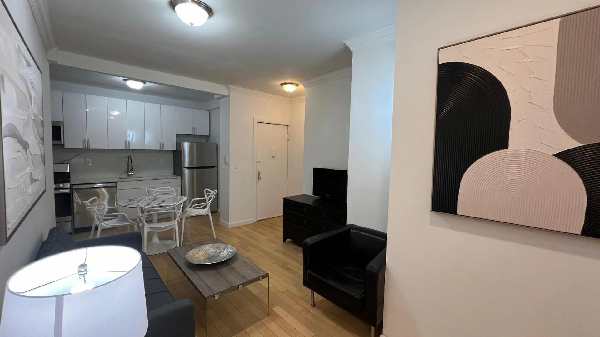 Modern Apartment In New York By Central Park